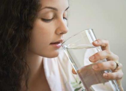 早上空腹喝什么水最好？早上空腹喝白开水真能排毒吗