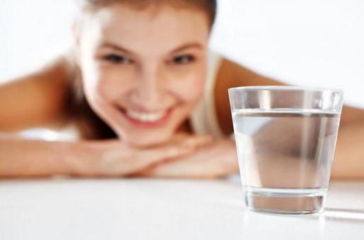 多喝水就能讓皮膚變好嗎？