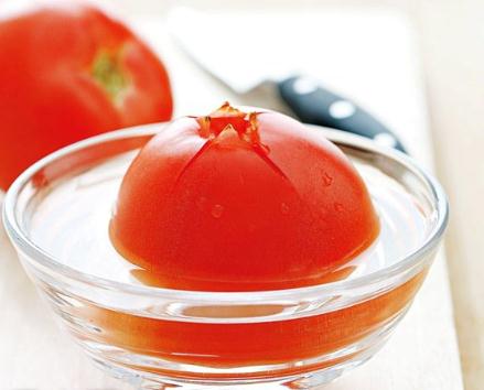 西红柿怎么去皮？西红柿去皮方法，怎样给西红柿去皮妙招：开水烫一下巧去西红柿皮