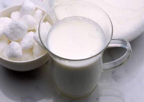 牛奶營養豐富-不要用微波爐加熱