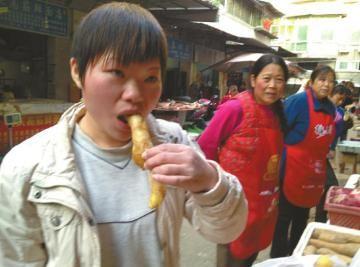 德阳一女子吃生姜上瘾三年，每天至少吃两斤多则吃六斤生姜