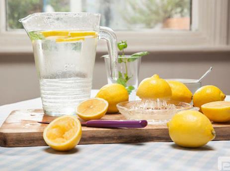 哺乳期能喝檸檬水嗎？哺乳期能喝蜂蜜水嗎