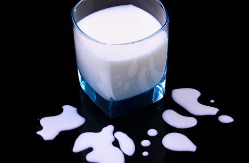 女性喝酸奶好處多 晚上喝酸奶最補鈣