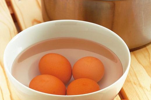 雞蛋皮怎麼去？巧剝雞蛋皮方法，怎樣給雞蛋去皮妙招：冷熱水交替法剝雞蛋皮