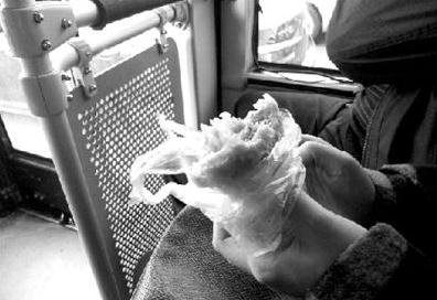 最恐怖公交車早點：韭菜餡包子為最恐怖公交早點，為啥要在車上吃