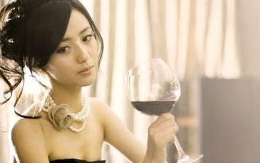 女人經期可適量喝紅酒 但醉酒容易導致肝損傷