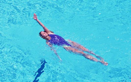 最適合夏季減肥的運動：游泳減肥