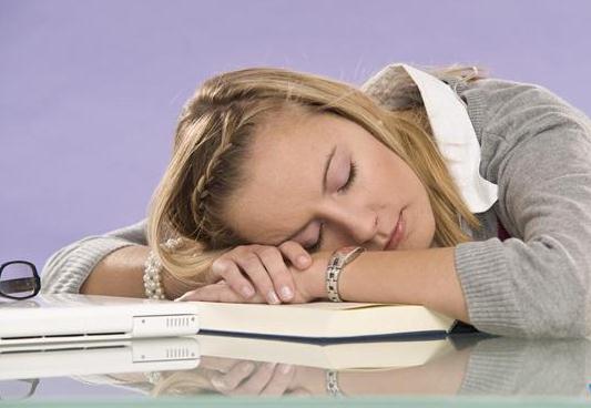 上班族什麼姿勢午睡最好最健康？趴著午睡的危害，仰著午睡的危害