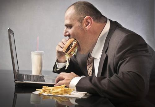 上班族為什麼容易發胖？過勞肥襲擾職場忙人，久坐少動是肥胖主因